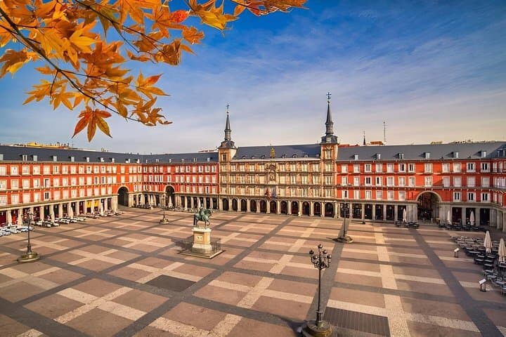 Madrid Royal Walking Tour: Palaces & Historic Plazas