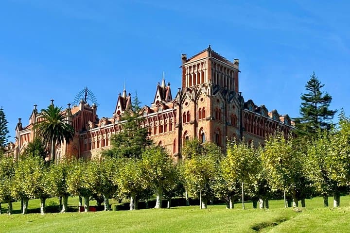 Comillas Self-Guided Scavenger Hunt and Walking Tour