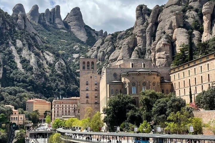 Montserrat Private Experience with Hotel Pickup,Cable Car & Lunch