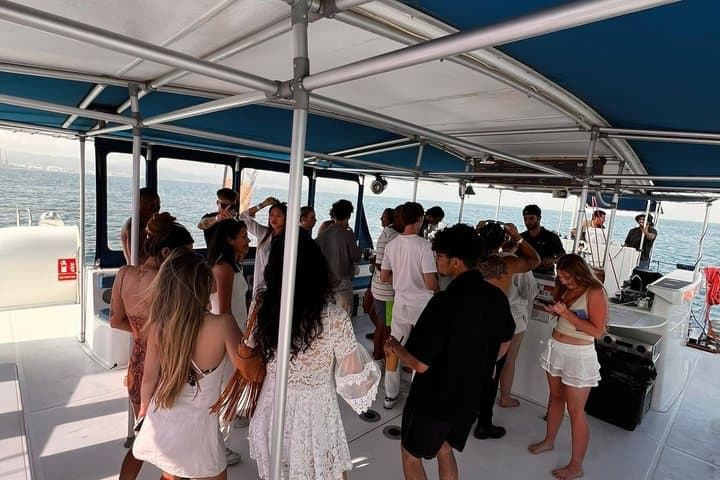 Barcelona Boat Party with 4 Drinks, DJ, Rooftop & Top Club Entry