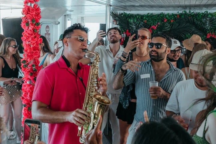 Barcelona Boat Party Cruise with Drinks & Live DJ