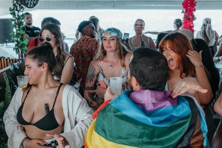 Barcelona Boat Party Cruise with Drinks & Live DJ