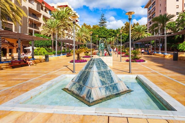 Hello Marbella: Private 2-Hour Intro City Walk with Local Guide