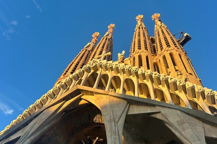 Sagrada Familia Golden Hour and Guided Visit with Priority Access
