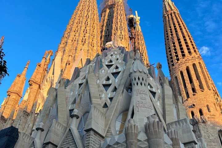 Sagrada Familia Golden Hour and Guided Visit with Priority Access