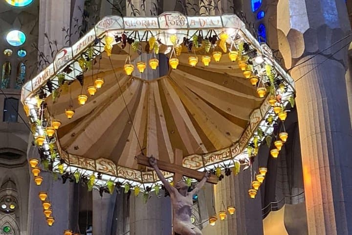 Sagrada Familia Golden Hour and Guided Visit with Priority Access