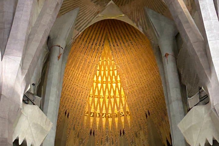 Sagrada Familia Golden Hour and Guided Visit with Priority Access