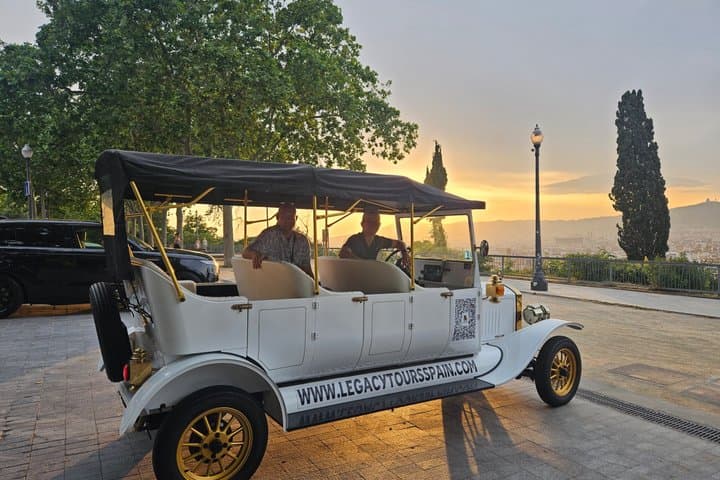 Guided Tour City, Park and Beach Barcelona Vintage Tuk Tuk Car