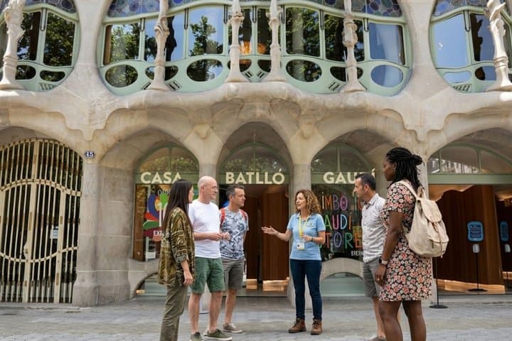 Barcelona Gaudi and Modernism Tour with 24h Metro Card