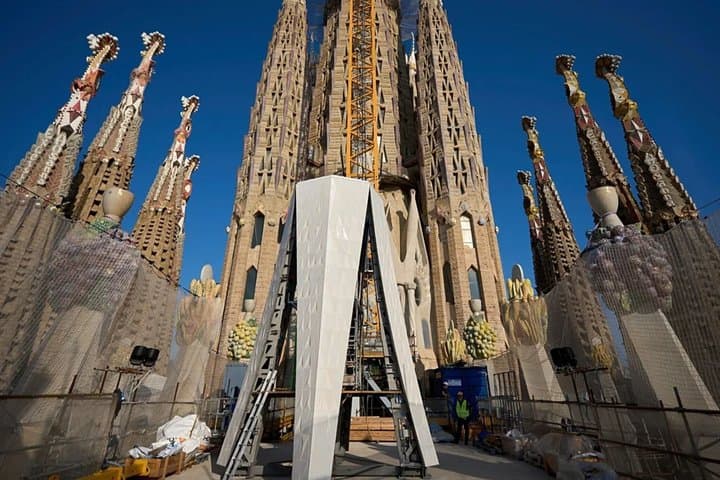 Barcelona Gaudi and Modernism Tour with 24h Metro Card
