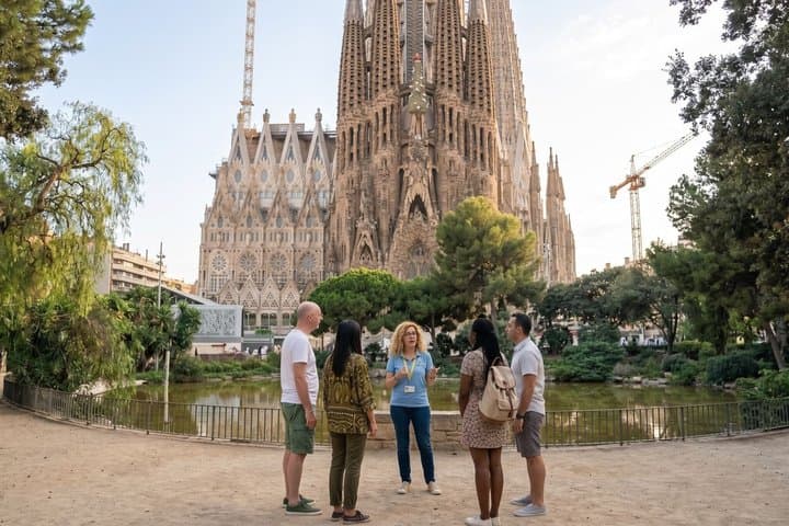 Barcelona Gaudi and Modernism Tour with 24h Metro Card