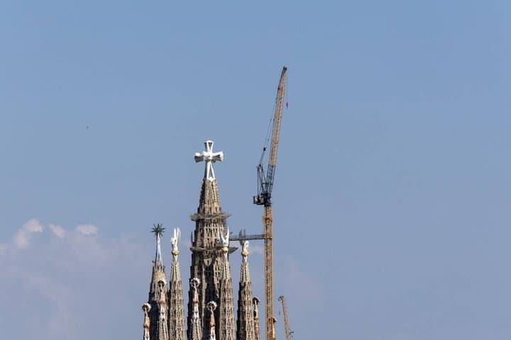 Barcelona Gaudi and Modernism Tour with 24h Metro Card