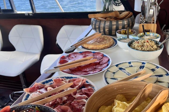 Mallorca Small Group Sunset Boat Cruise with Tapas and Drinks