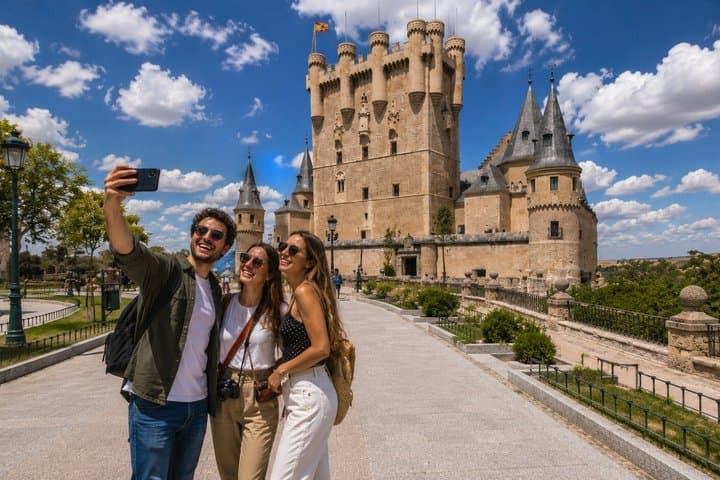 Madrid: Segovia + Ávila Tour with monuments and Gastronomic Lunch