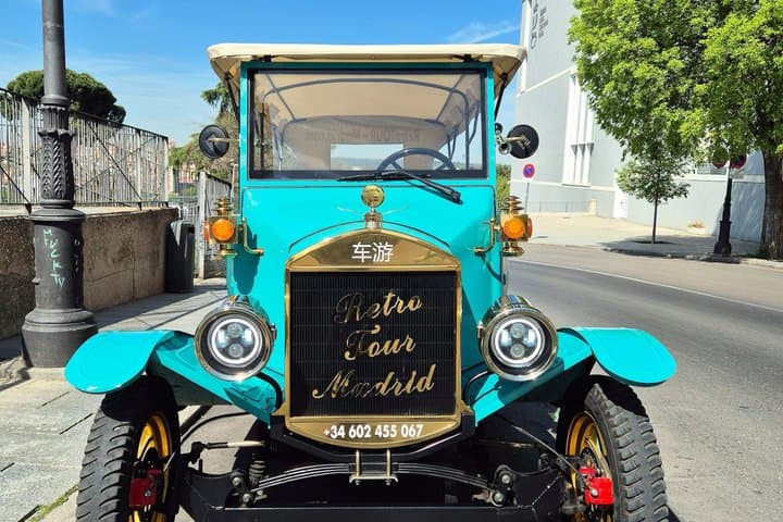 Premium Retro Tour Madrid private, in classic Ford T car