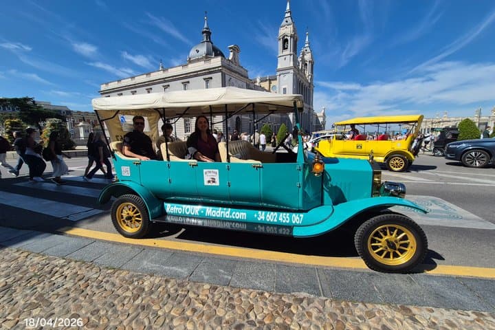 Premium Retro Tour Madrid private, in classic Ford T car