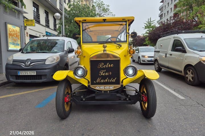 Premium Retro Tour Madrid private, in classic Ford T car