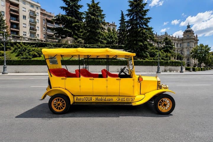 Premium Retro Tour Madrid private, in classic Ford T car