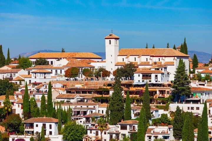 Hello Granada: Private 2-Hour Intro City Walk with Local Guide