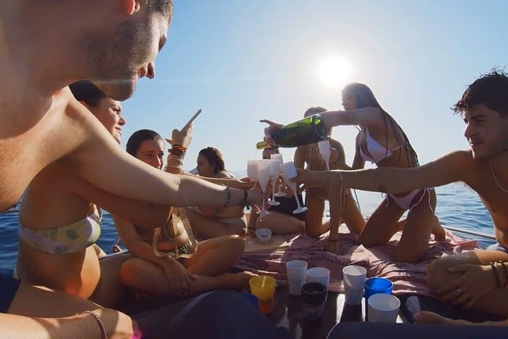 Private Yacht Tour in Fuengirola with Snacks and Drinks