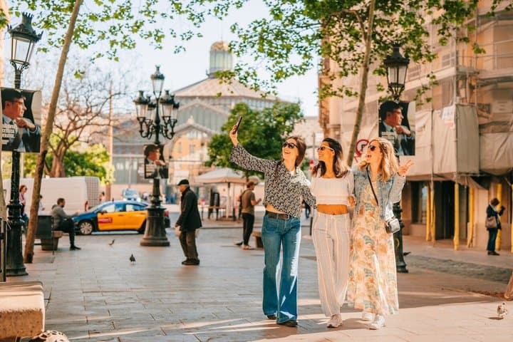 Barcelona Walking Tour: Modernism, Gothic Quarter & Artisan Shops