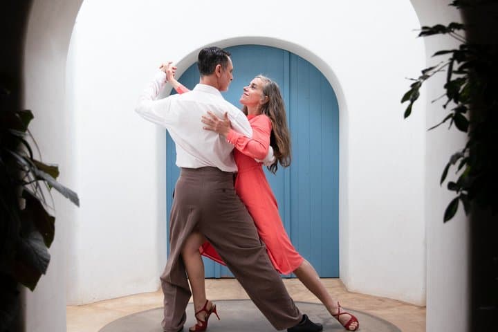 Barcelona Tango lesson with Pros & drinks + AC to beat the heat!