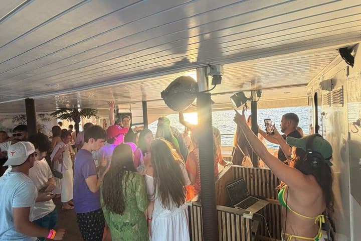 Barcelona Boat Party with 4 Drinks, DJ, Rooftop & Top Club Entry