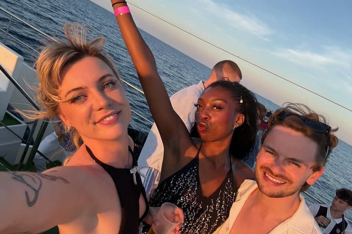 Barcelona Boat Party with 4 Drinks, DJ, Rooftop & Top Club Entry