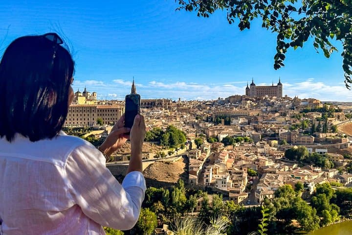 From Madrid: Toledo & Segovia Day Tour with Lunch & Tickets