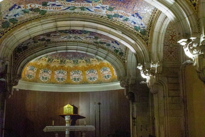 Barcelona : Local Walking Tour of Grace with vermouth included