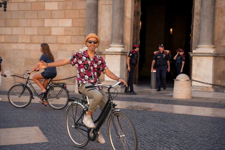 Barcelona Social Bike Tour and Tapas Experience