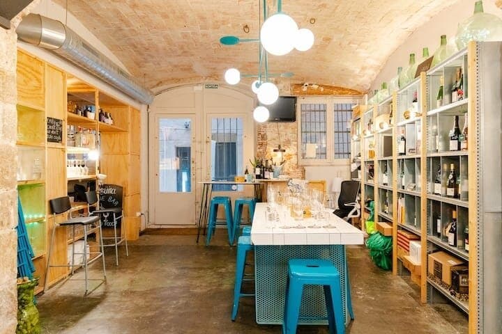 Spanish Wine Tasting 4 Wines, Cava, Cheese & Sommelier in El Born