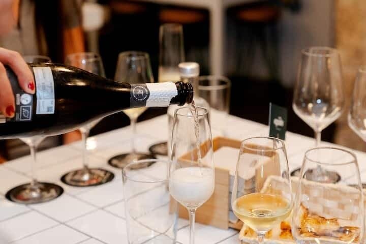 Spanish Wine Tasting 4 Wines, Cava, Cheese & Sommelier in El Born