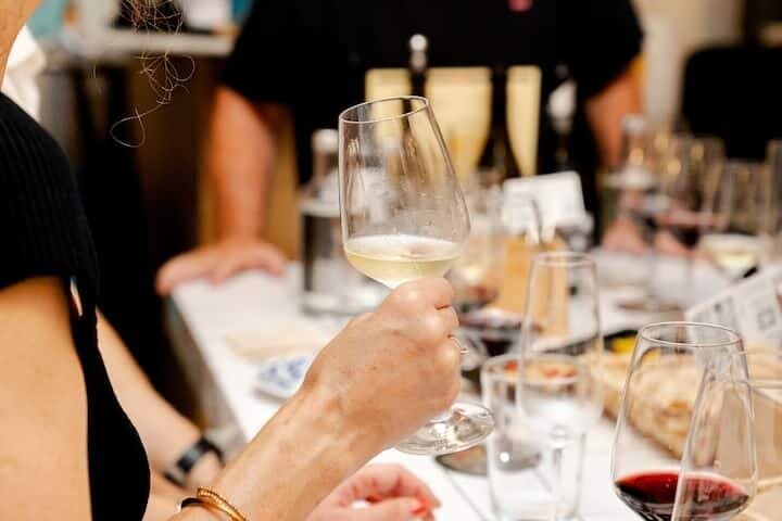 Spanish Wine Tasting 4 Wines, Cava, Cheese & Sommelier in El Born