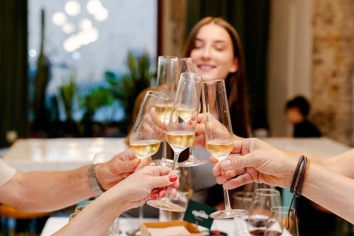 Spanish Wine Tasting 4 Wines, Cava, Cheese & Sommelier in El Born