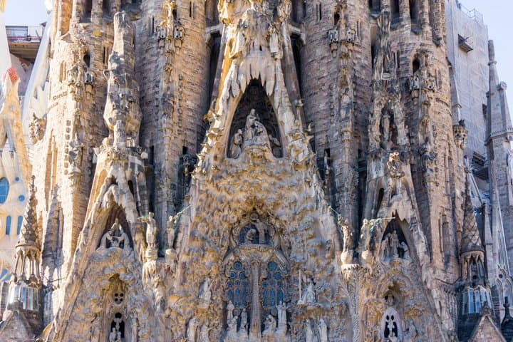 Gaudí's theatrical tour of the Sagrada Familia exterior