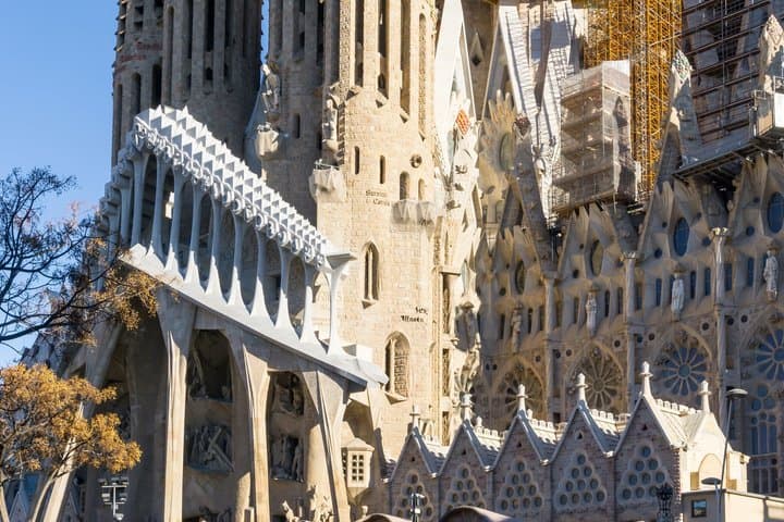 Gaudí's theatrical tour of the Sagrada Familia exterior