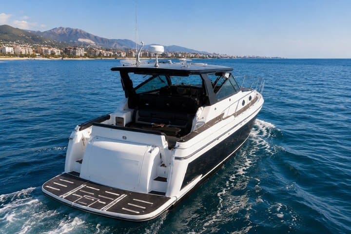 Fuengirola: Private luxury yacht tour with drinks
