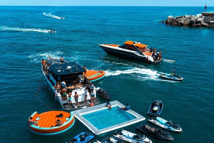 Fuengirola: Private luxury yacht tour with drinks