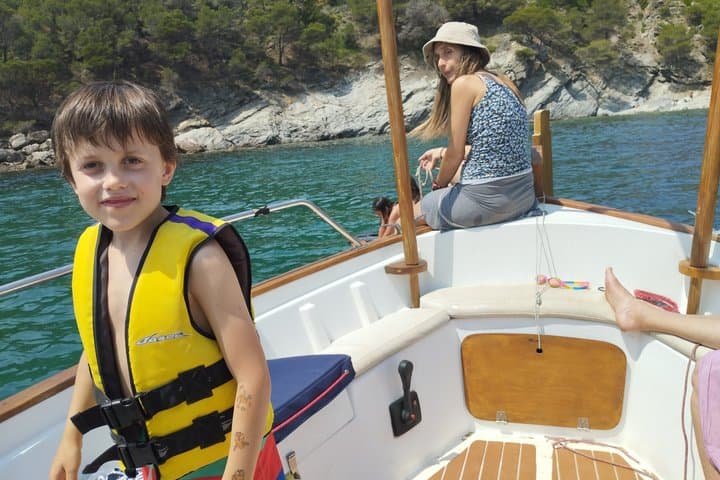 Private Tours by Traditional Boat to Calas with Appetizer
