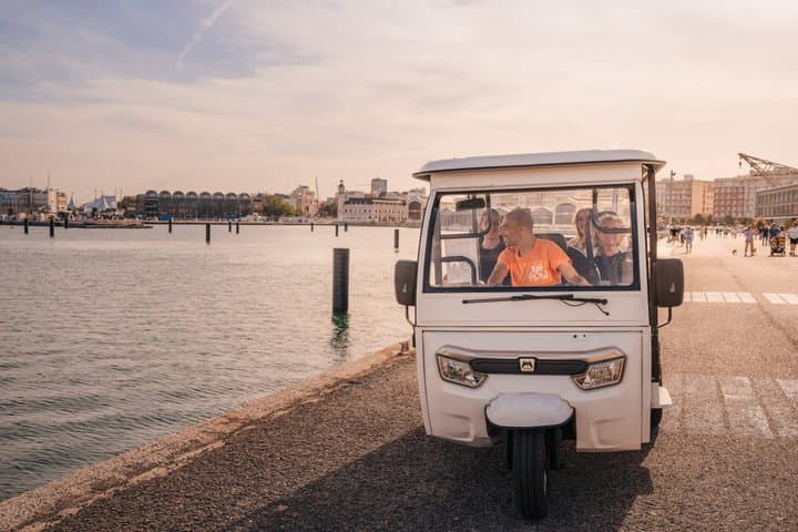 Valencia PRIVATE TOUR 1 hour explore the city by Tuk and Flow