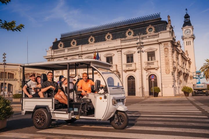 Valencia PRIVATE TOUR 1 hour explore the city by Tuk and Flow