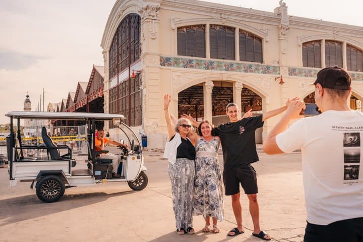 Valencia PRIVATE TOUR 1 hour explore the city by Tuk and Flow