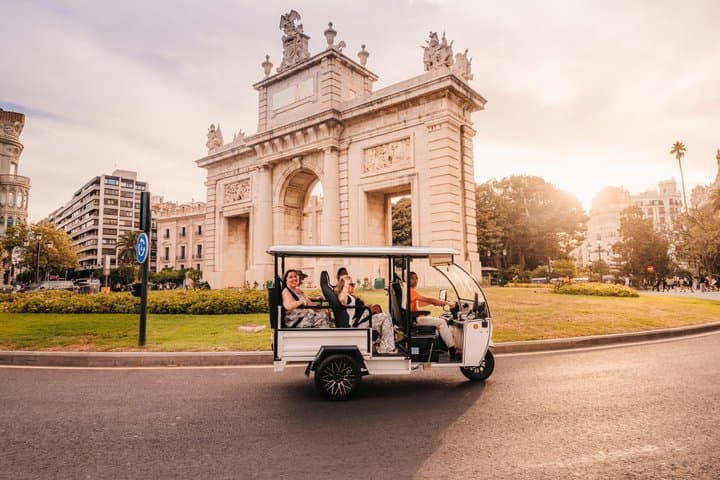 Valencia PRIVATE TOUR 1 hour explore the city by Tuk and Flow
