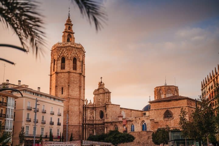 Valencia PRIVATE TOUR 1 hour explore the city by Tuk and Flow