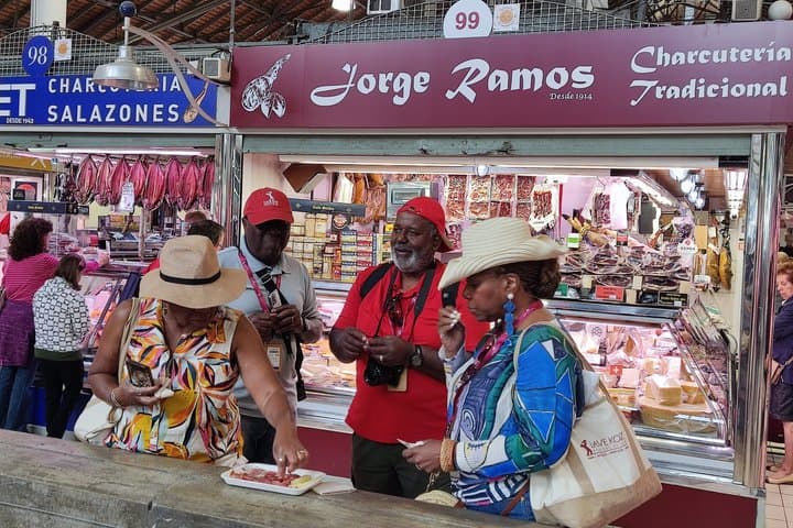Central Market & Hidden Tapas Bars Tour in Alicante