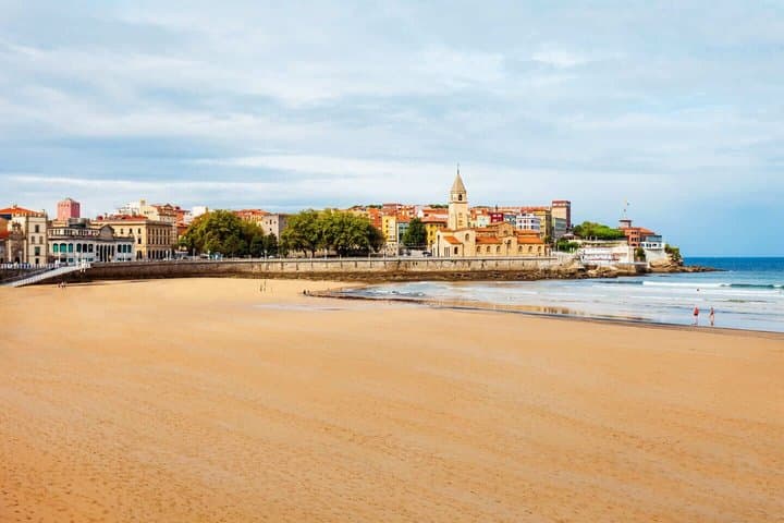 Hello Gijon: Private 2-Hour Intro City Walk with Local Guide
