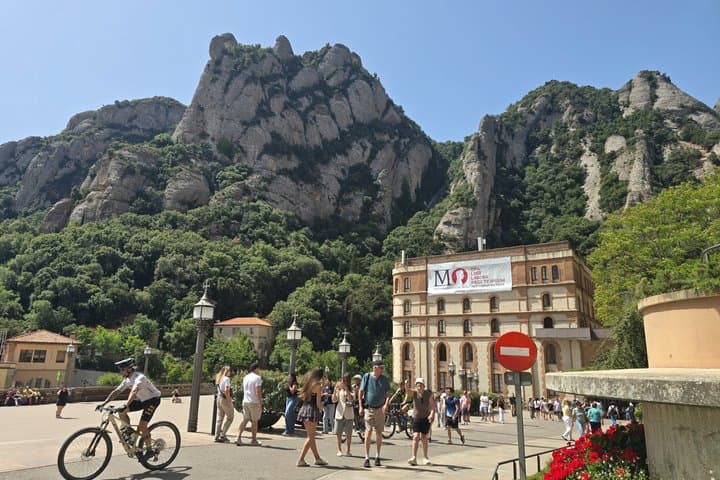 Montserrat Private Experience with Hotel Pickup,Cable Car & Lunch