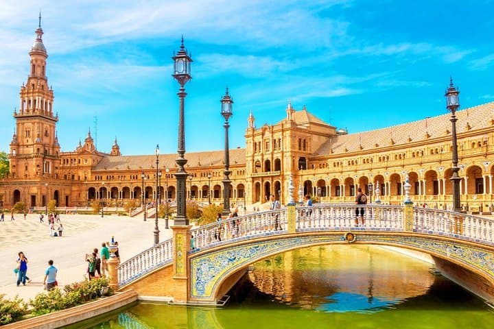 Seville: Alcázar, Cathedral & 24h Hop-On Hop-Off Bus