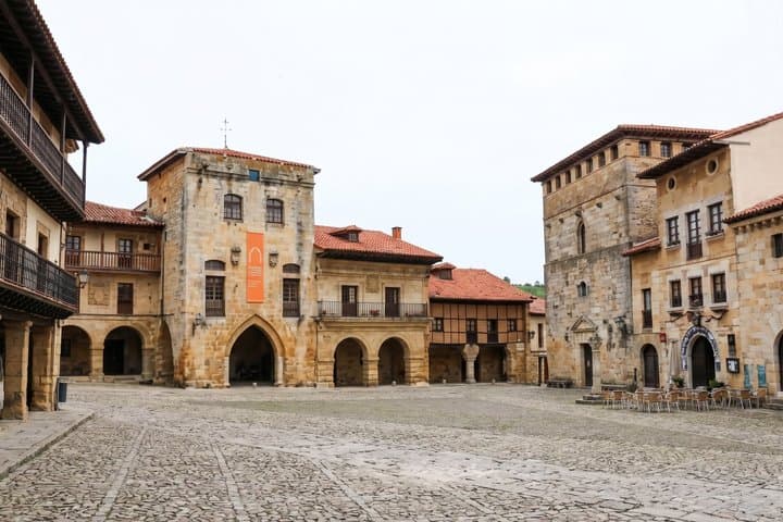 Private Customizable Historical Walk in Santillana del Mar